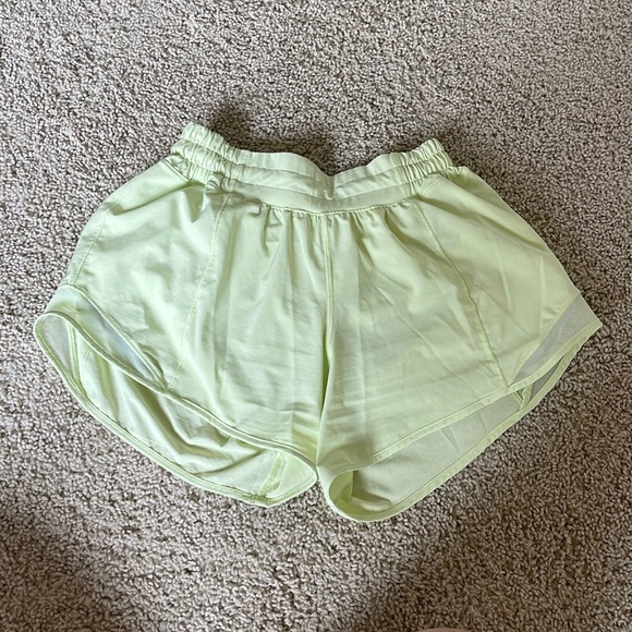 Lululemon Hotty Hot Shorts Crimson Green - Picture 1 of 3